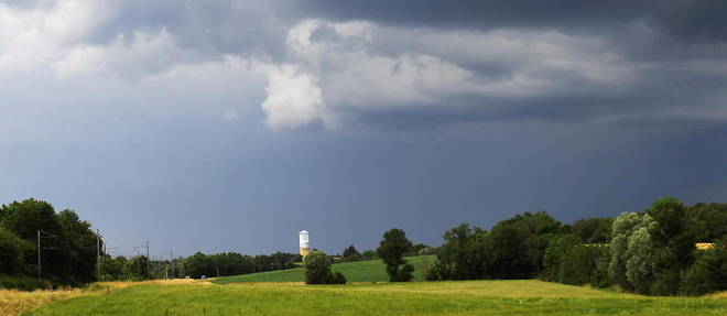 Le temps etait a l'orage en Bresse, au nord de Bourg-en-Bresse, ce lundi 21 juin.
