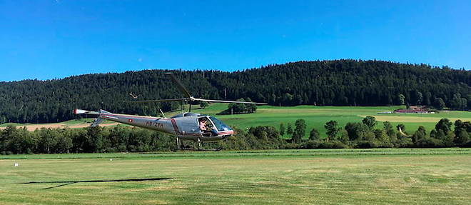 L'helicoptere embarquant l'instrument FlyPol decolle de l'aerodrome de Motiers, dans le canton suisse de Neuchatel, lors de sa campagne de mesures. 
