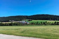 L'hélicoptère embarquant l'instrument FlyPol décolle de l'aérodrome de Môtiers, dans le canton suisse de Neuchâtel, lors de sa campagne de mesures. 
