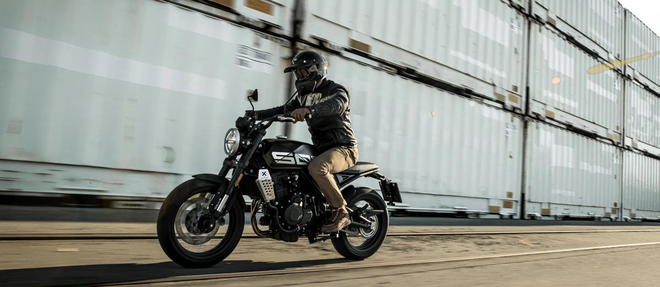 À un peu plus de 6 000 euros, la Brixton Crossfire X donne accès à une moto joliment dessinée et bien motorisée.
