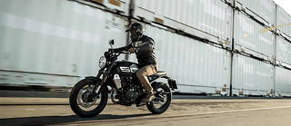 À un peu plus de 6 000 euros, la Brixton Crossfire X donne accès à une moto joliment dessinée et bien motorisée.
