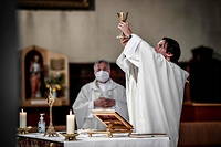 130 prêtres catholiques vont être ordonnés cette année en France, a annoncé la Conférence des évêques (CEF), jeudi.

