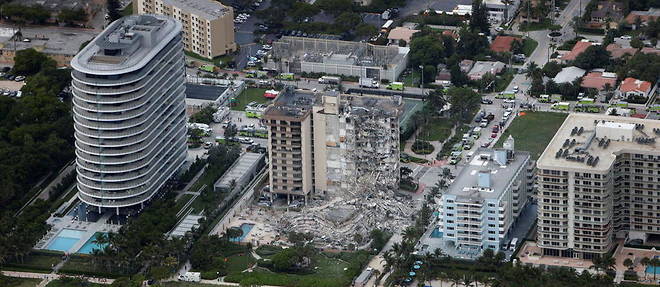 L'effondrement de toute une aile de ce complexe donnant sur l'ocean a touche environ 55 appartements.
