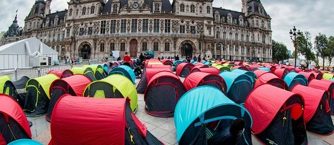 Sans-abri: le parvis de l'Hotel de Ville de Paris evacue, 560 migrants loges