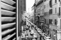 Federico Fellini à la fenêtre de son bureau de la via Sistina, en 1974.
