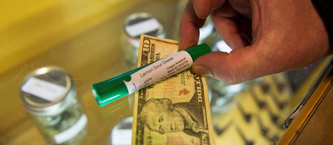 Achat d'un joint de marijuana dans un dispensaire  de l'Oregon. Dans cet Etat, le cannabis est legalise dans le cadre d'une utilisation medicale et recreative.
