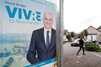 Une affiche de campagne d'Hervé Morin, près du bureau de vote d'Épaignes, en Normandie, pour le premier tour des élections régionales, dimanche 20 juin 2021. 
