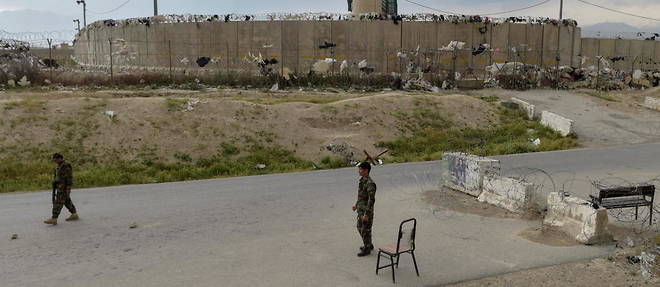 Soldats afghans a un point de controle devant la base militaire americaine de Bagram, au nord de Kaboul, le 29 avril.  
