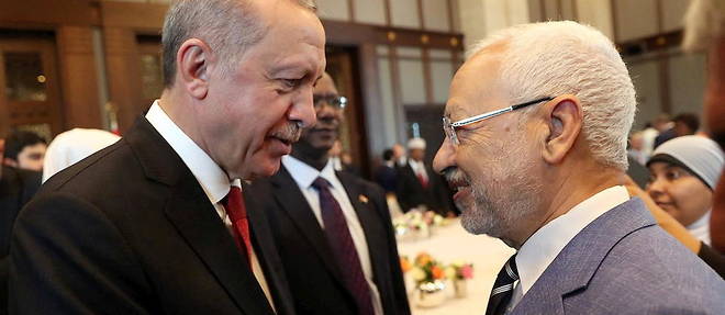 Un moment, la Turquie d'Erdogan a imagine alors que Tunis allait tomber aisement dans son escarcelle de pensees. Ici, le president turc, Recep Tayyip Erdogan, et le leader d'Ennahdha, Rached Ghannouchi, en aout 2018.


