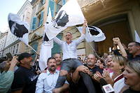 Apres l'annonce du resultat du second tour des regionales, le 27 juin 2021, Gilles Simeoni celebre sa victoire devant la mairie de Bastia.
