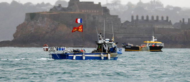 Debut mai, des dizaines de bateaux de pecheurs normands et bretons s'etaient masses dans le port de Saint-Helier, a Jersey, pour manifester leur mecontentement.
