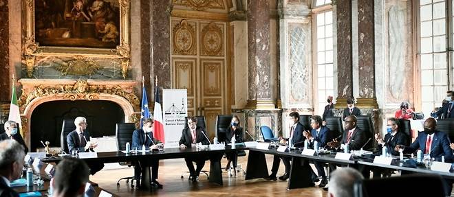 A Versailles, la France vante ses atouts aux investisseurs etrangers