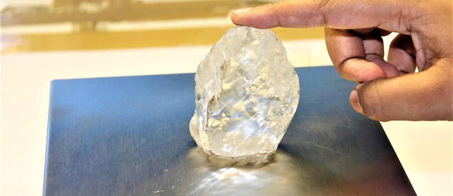 Le president botswanais, Mokgweetsi Masisi, a presente le 16 juin dernier un diamant brut de 1 098 carats decouvert dans la mine de Jwaneng.
