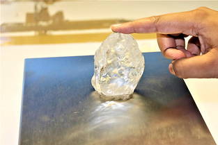            Le président botswanais, Mokgweetsi Masisi, a présenté le 16 juin dernier un diamant brut de 1 098 carats découvert dans la mine de Jwaneng.
