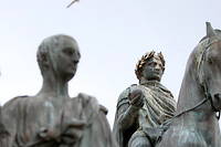 Rouen&nbsp;: des pi&egrave;ces du Second Empire d&eacute;couvertes dans une statue de Napol&eacute;on
