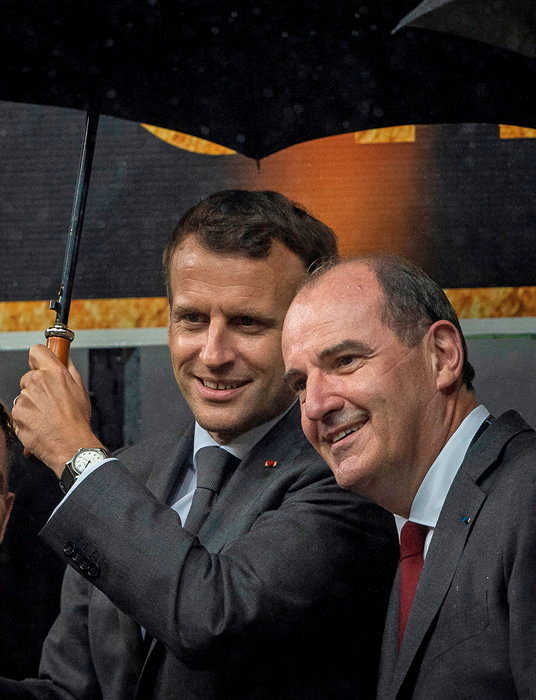 
        Sursis. Emmanuel Macron et Jean Castex au Stade de France, le 25 juin. Le 28 juin, le president de la Republique a affirme ne << pas changer de Premier ministre dans les prochains mois >>.