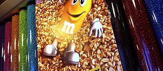 Le Guinness World Records a attribué le titre de la plus haute tour de M&M's au Britannique Will Cutbill, qui a réussi à faire tenir cinq dragées en chocolat en équilibre les uns sur les autres.
