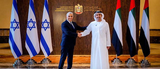Le ministre emirati des Affaires etrangeres et de la Cooperation, Cheikh Abdallah ben Zayed Al Nahyane, et le chef de la diplomatie israelienne, Yair Lapid, a Abu Dhabi. 
