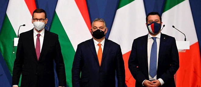 Trois visages du populisme europeen : le president du Conseil polonais, Mateusz Morawiecki (a g.) ; le Premier ministre hongrois, Viktor Orban ; le chef de la Ligue du Nord, l'Italien Matteo Salvini, le 1er avril 2021 a Budapest.
