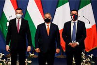 Trois visages du populisme européen : le président du Conseil polonais, Mateusz Morawiecki (à g.) ; le Premier ministre hongrois, Viktor Orban ; le chef de la Ligue du Nord, l'Italien Matteo Salvini, le 1 er  avril 2021 à Budapest.
