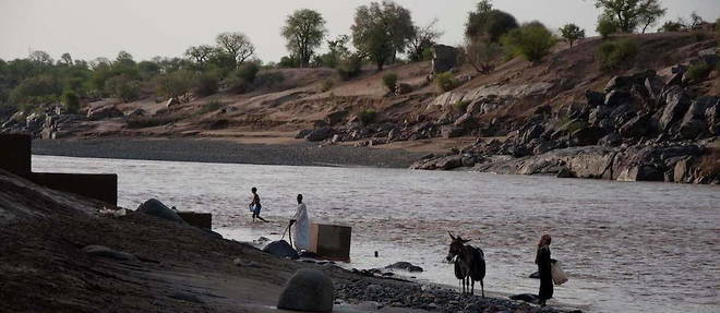 Le Tekeze. Ce cours d'eau d'eau separe le Soudan et l'Ethiopie. Les refugies sont de ce cote-ci, c'est-a-dire au Soudan. Sur l'autre rive, on est en territoire ethiopien. 
