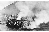 Le contre-torpilleur français « Mogador » touché par un tir britannique lors de l'attaque du port algérien de Mers-el-Kébir, le 3 juillet 1940.
