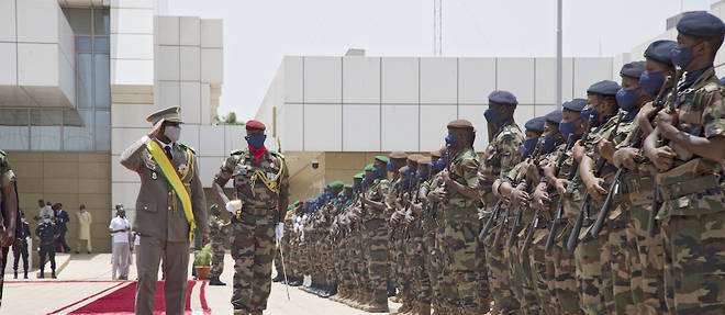 Le president par interim du Mali, le colonel Assimi Goita, salue des militaires a l'issue de sa prestation de serment, le 7 juin 2021 a Bamako. 
