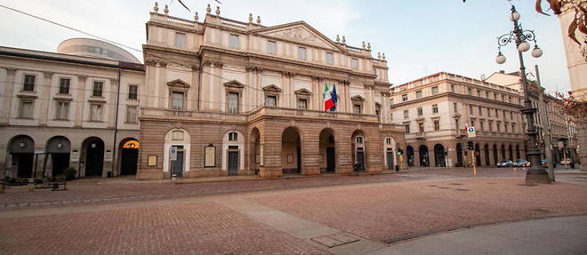 Salvatore Garau a installe une autre sculpture invisible sur la place de la Scala a Milan.
