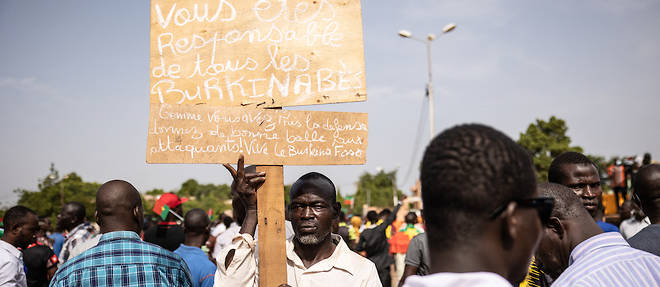 Des manifestants brandissent des pancartes appelant a un sursaut des autorites, a Ouagadougou le 3 juillet 2021.
