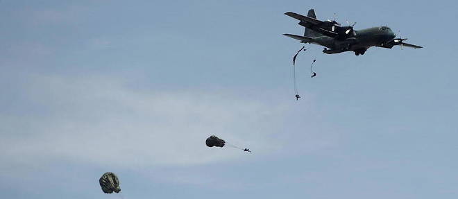Un avion militaire philippin, de type C-130, a pris feu apres s'etre ecrase en tentant d'atterrir sur l'ile de Jolo dimanche 4 juillet.
