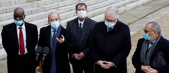 Mohammed Moussaoui (deuxieme a partir de la gauche), president du CFCM, aux cotes de Chems-eddine Hafiz, recteur de la Grande Mosquee de Paris (deuxieme a partir de la droite). 
