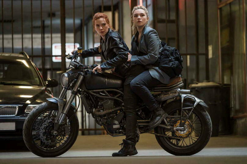 Scarlett Johansson, alias Black Widow/Natasha Romanoff, et Florence Pugh, dans le rôle de sa sœur Yelena.
 ©  Courtesy of Marvel Studios / Jay Maidment