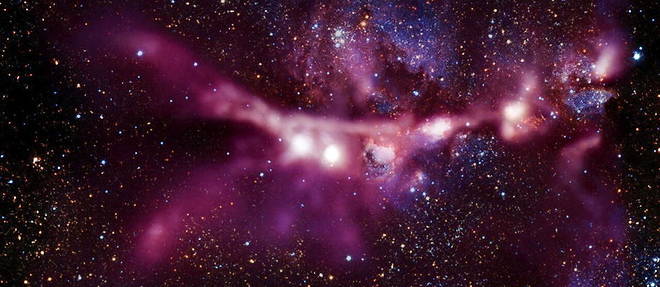 Cette image de la region de formation d'etoiles NGC 6334, connue sous le nom de nebuleuse de la Patte de chat, est l'une des premieres images prises par l'instrument Concerto sur le telescope Apex, exploite par l'ESO. Les nouvelles observations, presentees en blanc et en rose, ont ete superposees a une image de la meme region prise dans le proche infrarouge par le telescope Vista de l'ESO a Paranal. 

