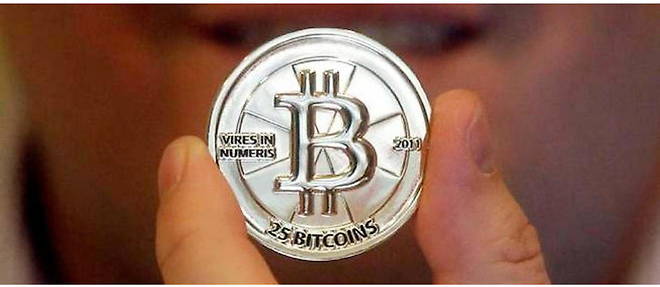  Un bitcoin, cryptomonnaie au cours extremement volatile.
