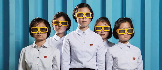 Juin 2018 : cinq lyceennes (Kim Yun Gyong, Han Sol Gyong, Kim Won Gyong, Kang Sun Hwa et Kong Su Hyan) au cinema SCI Tech Complex. Elles portent des lunettes speciales car le film est en 3D.
