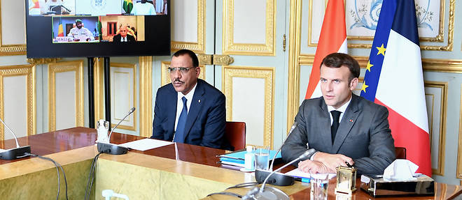 La reduction des effectifs francais s'operera progressivement, a annonce le president Macron ce vendredi aux cotes de son homologue nigerien Mohamed Bazoum lors du sommet du G5 Sahel du 9 juillet.
