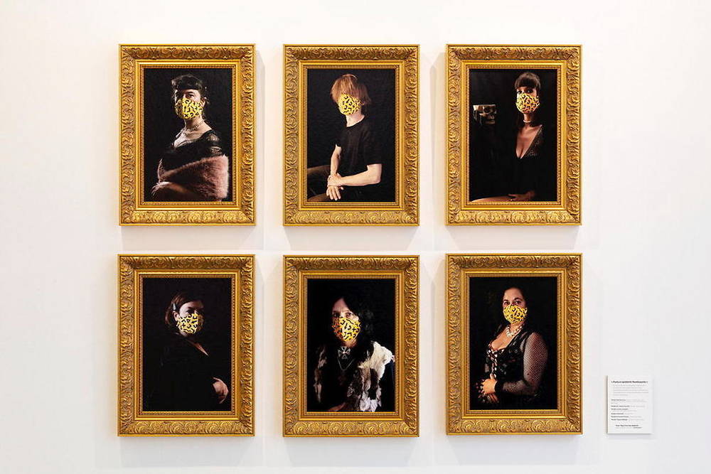 Joël Hubaut a réalisé des portraits masqués de ses proches, une œuvre composée de six éléments et titrée « Posture épidémik flamboyante ». 