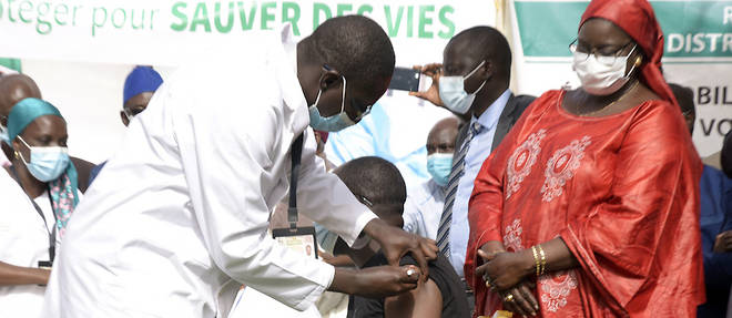 Le ministre de la Sante du Senegal, Abdoulaye Diouf Sarr, en plein operation de vaccination, alors que son pays fait face a une troisieme vague.
