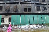 Au Bangladesh, 52 morts dans l'usine en feu, le propri&eacute;taire arr&ecirc;t&eacute;