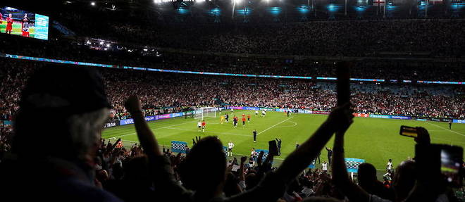 Parmi les supporteurs anglais presents a Wembley, lors de la demi-finale contre le Danemark, mercredi, une spectatrice a ete licenciee par son employeur apres avoir simule un arret maladie pour se rendre au stade, ou elle s'est fait filmer par les cameras.
