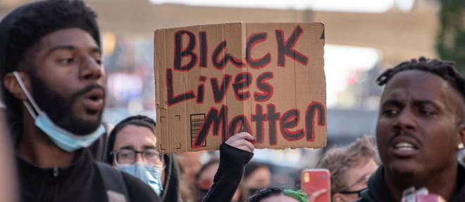 Des militants du mouvement Black Lives Matter manifestent a Detroit, le 29 mai 2021.
