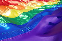 Le drapeau arc-en-ciel, symbole de la fierté LGBTQ+.
