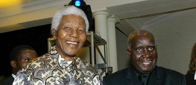 Pere de l'independance en Zambie, l'ex-president Kenneth Kaunda est mort en juin a l'age de 97 ans. Ici, photographie aux cotes de l'ex-president sud-africain, Nelson Mandela en 2004.
