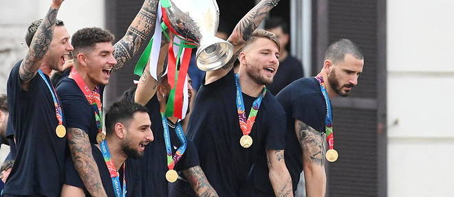 Les joueurs italiens fetent leur victoire a Rome.

