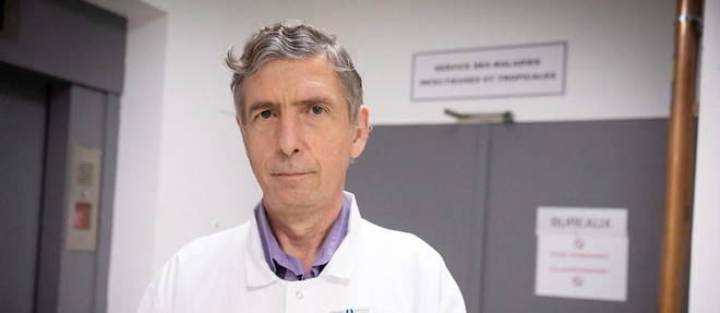 Portrait du professeur Eric Caumes, chef de service des maladies infectieuses de l'hopital de la Pitie-Salpetriere.
