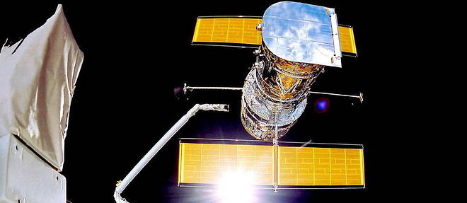 Le telescope spatial Hubble lors de son deploiement depuis la navette spatiale Discovery, en 1990.
