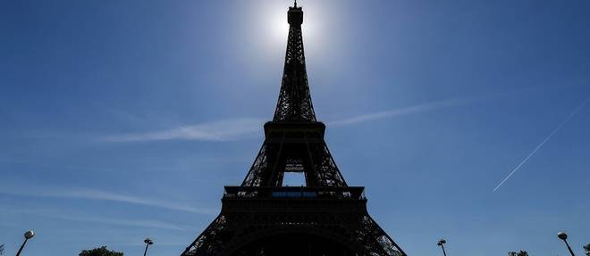 "La Dame est prete": la Tour Eiffel sort enfin d'une longue nuit
