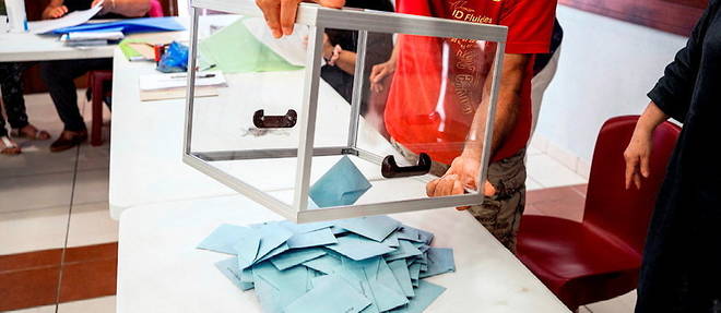 Depouillement dans un bureau de vote, a Tournissan, dans l'Aude, le 27 juin.