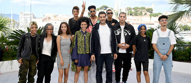 Le realisateur franco-marocain Nabil Ayouch avec les acteurs de son nouveau film << Haut et Fort >>, un plaidoyer engage pour la liberte d'expression de la jeunesse marocaine.
