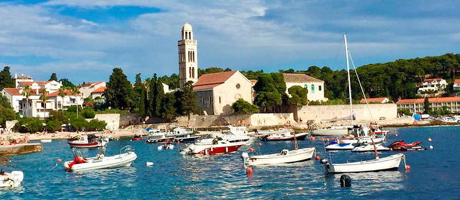 Hvar en Croatie, l'ile preferee des celebrites, avec en arriere-plan le monastere franciscain ombrage par un cypres cinq fois centenaire.
